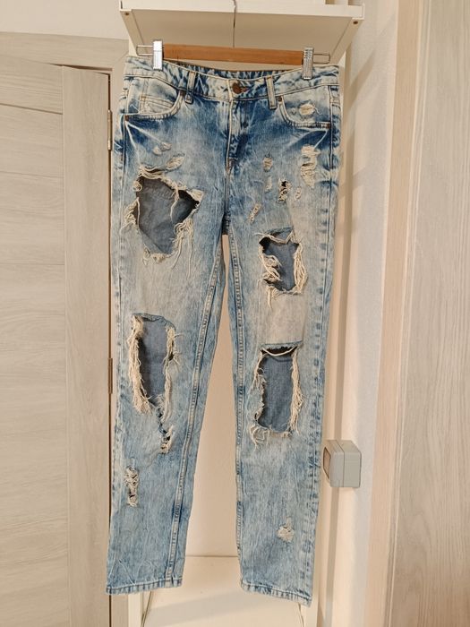 Blugi rupți, deschiși la culoare, material bun