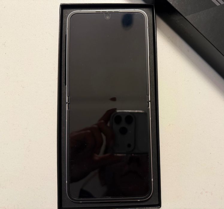 * Перфектен * Z flip 6 silver shadow 256 GB