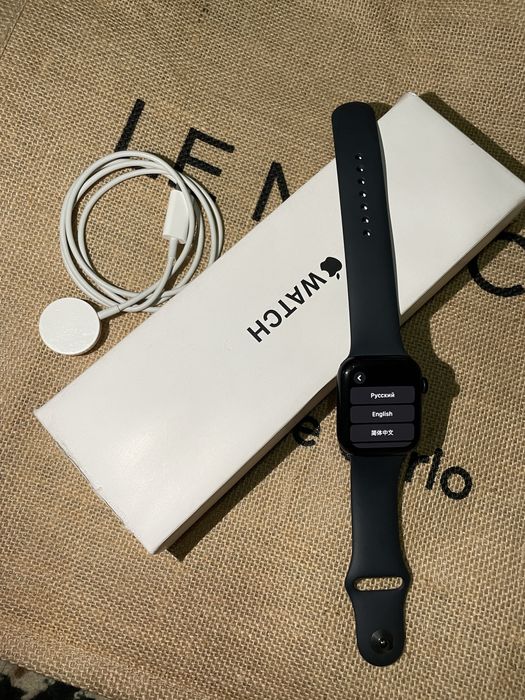 Apple Watch SE 44 мм черный(2024)