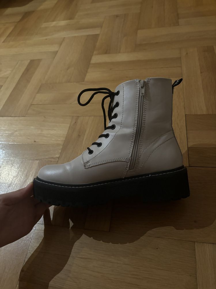 Бели  CATWALK ботуши/кобинки