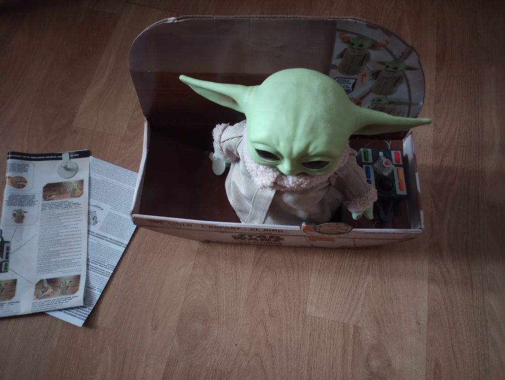 Vând Baby Yoda cu telecomanda