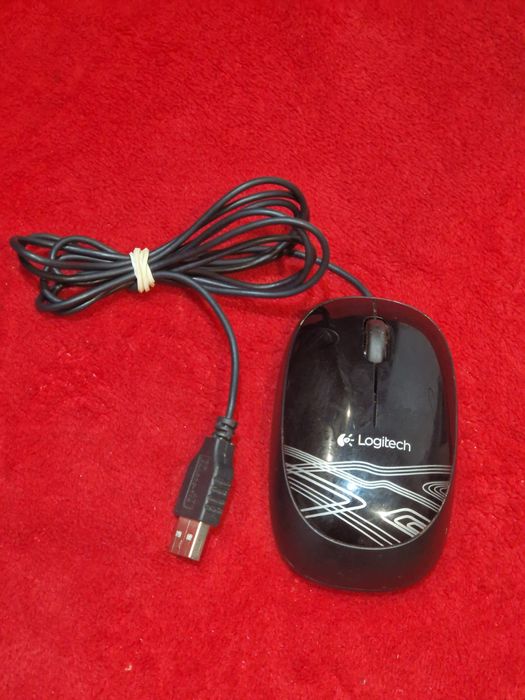 Mouse cu fir Logitech