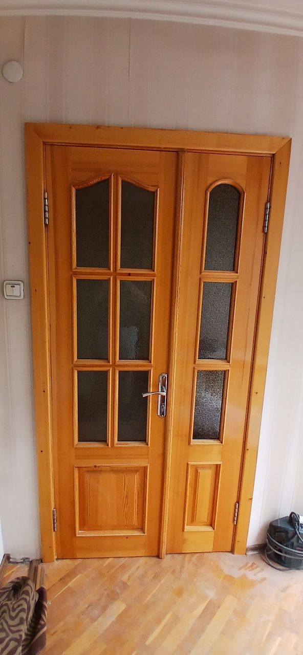 Продаётся 4 двери акфа и древесина