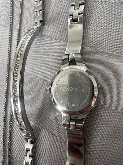 Подаръчен комплект- часовник, гривна и колие Sekonda