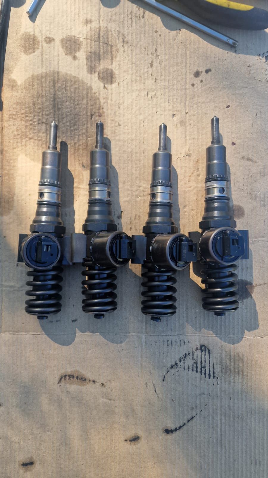 Vând set injectoare 2.0 BKD