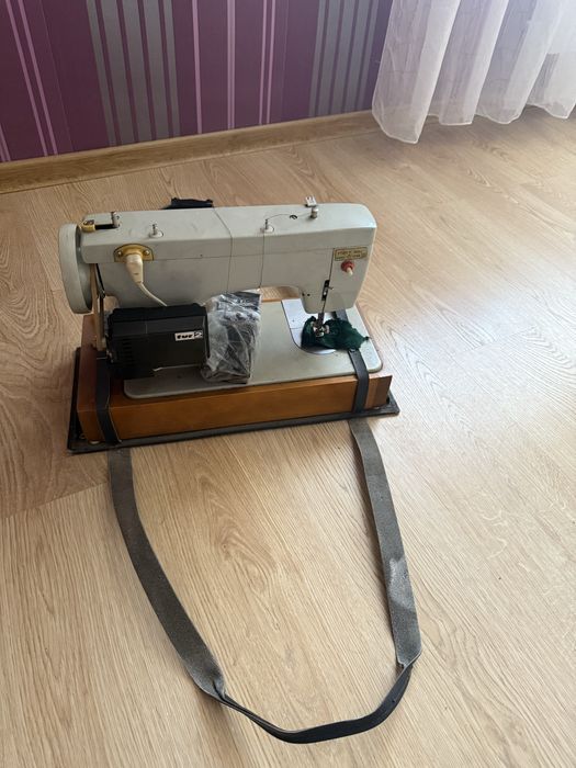 Продаём швейную машину б/у в чехле.