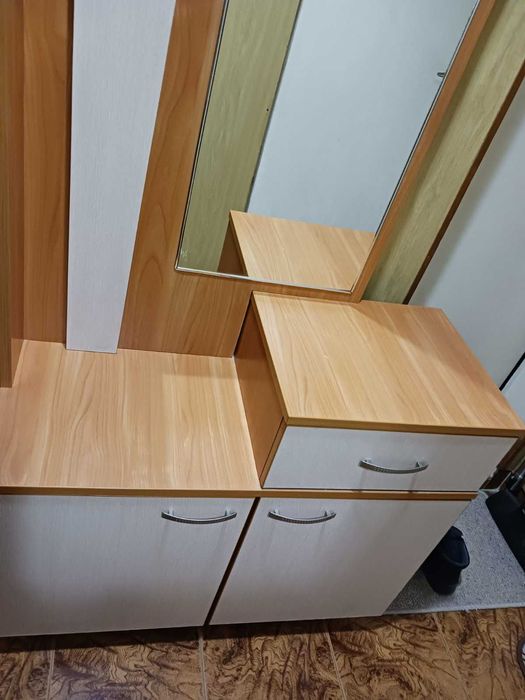 Портманто с огледало.