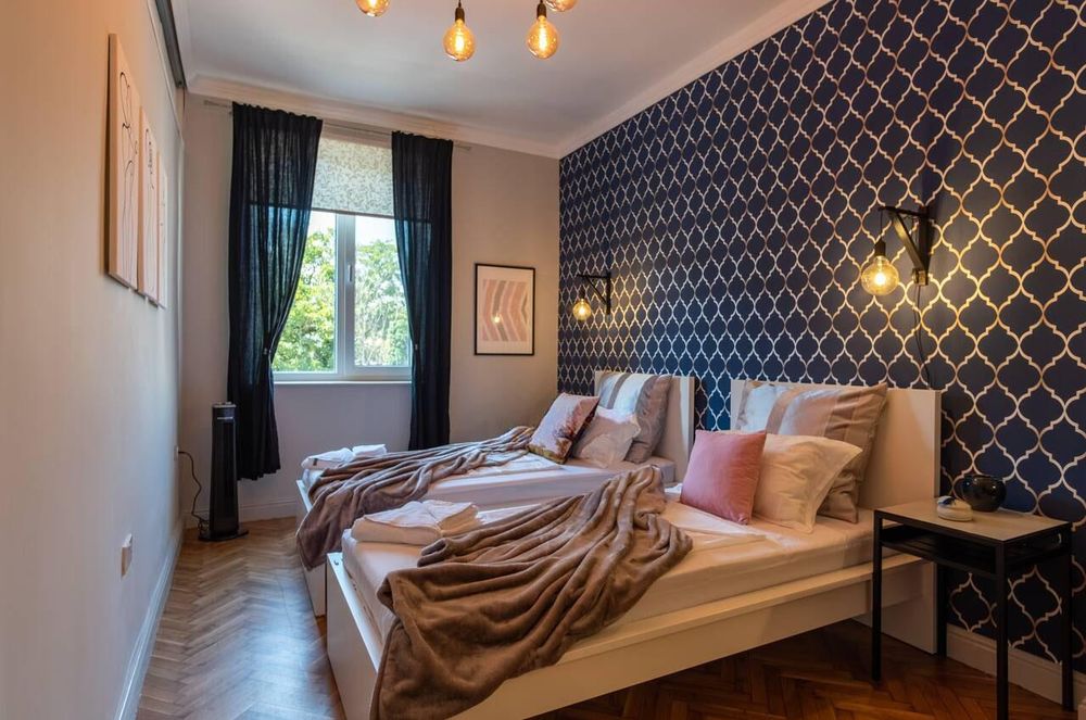 Дава се под наем Тристаен апартамент в Бургас, Център - 75 кв.м за 816 € - Снимка #3