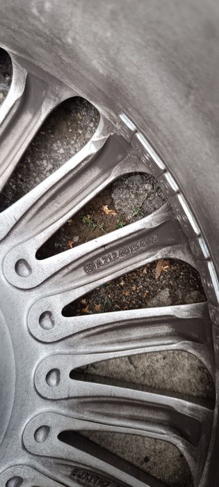 Продавам оригинални лети джанти с гуми 17 цола за Мерцедес w212