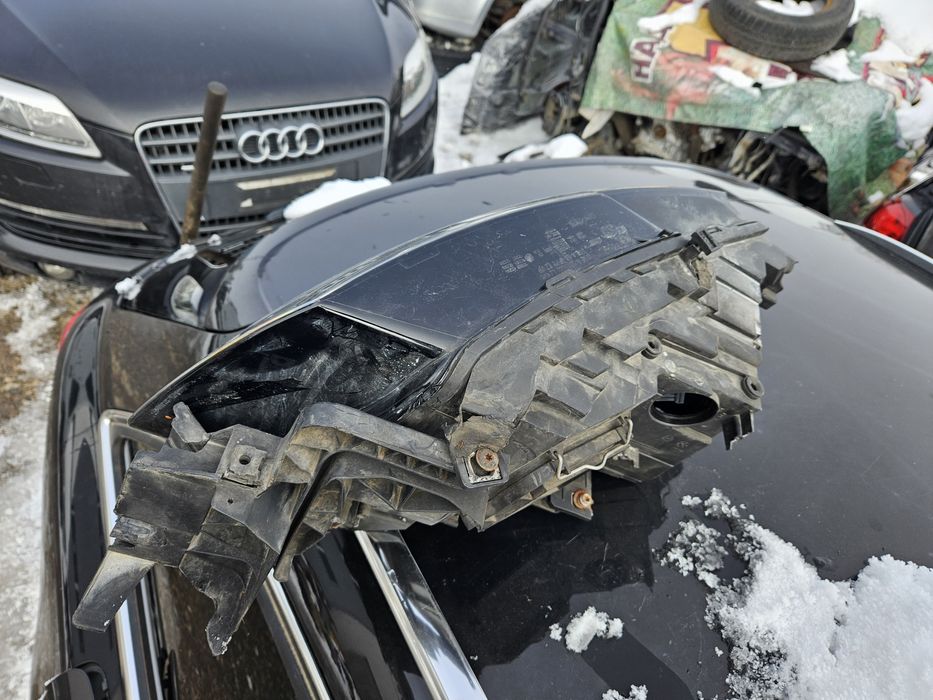 Десен фар за Audi Q5 2010god