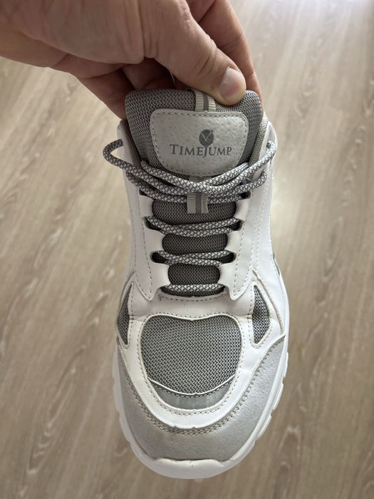 Продам кросовки белые