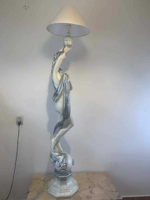 Veioza de podea statuie