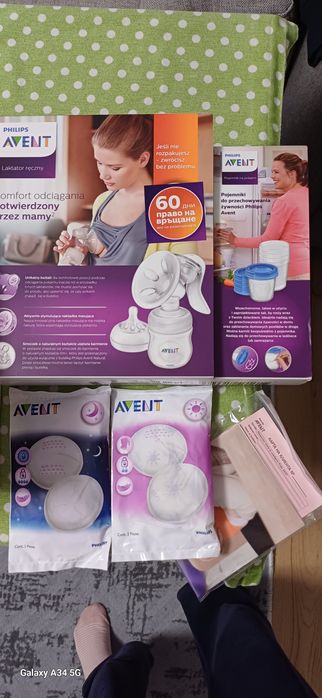 Ръчна помпа на Авент с подарък 5 броя контейнери за кърма
