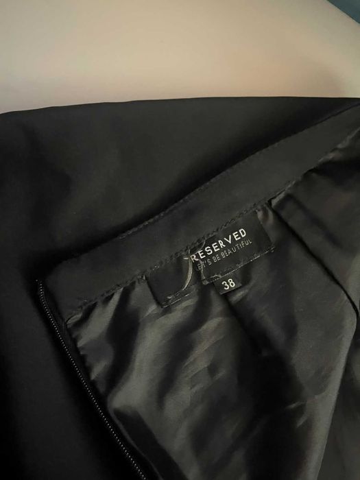 Черна официална пола до колената.