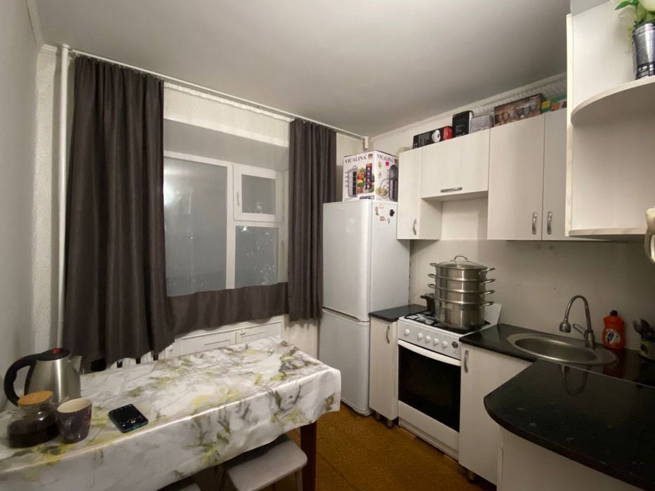 Абай 56, 2 этажда 1 бөлмелі пәтер сатылады.