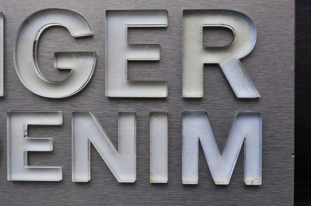 Reclama luminoasa Tommy Hilfiger DENIM