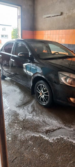 Продам джили ск7 2013г газ-бензин