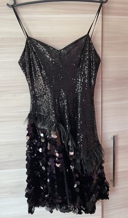 Дамска пайетена рокля с пера