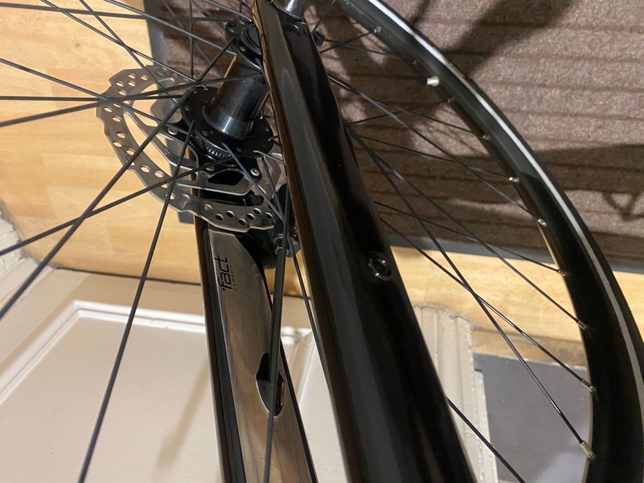 Bicicleta specialized Sirrus stare excelenta (furca carbon)