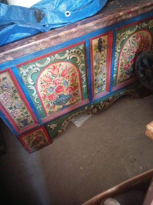 Mobilă veche antică pictată