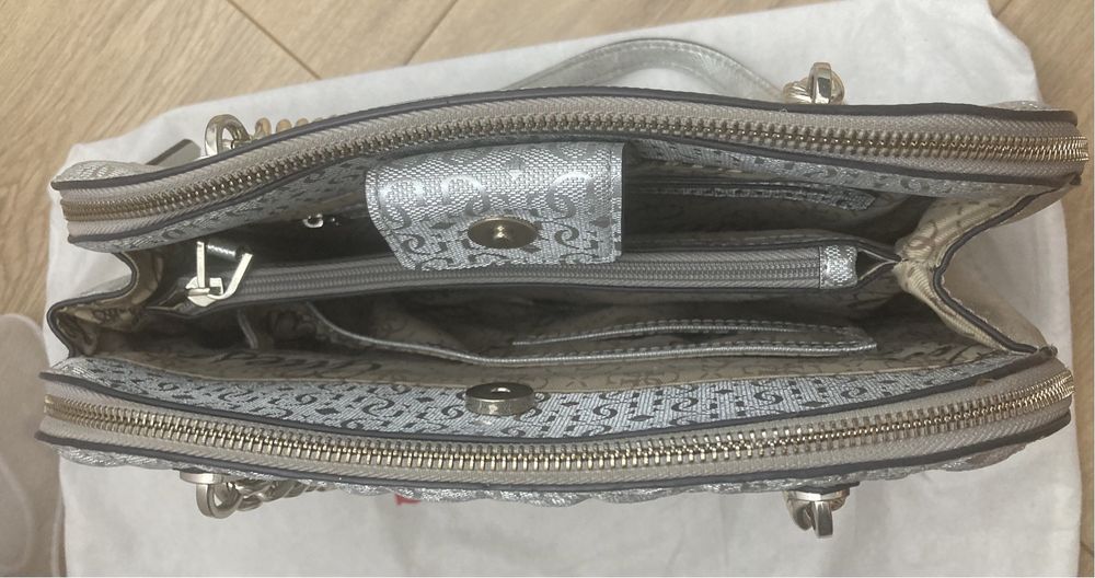 Дамска чанта Guess