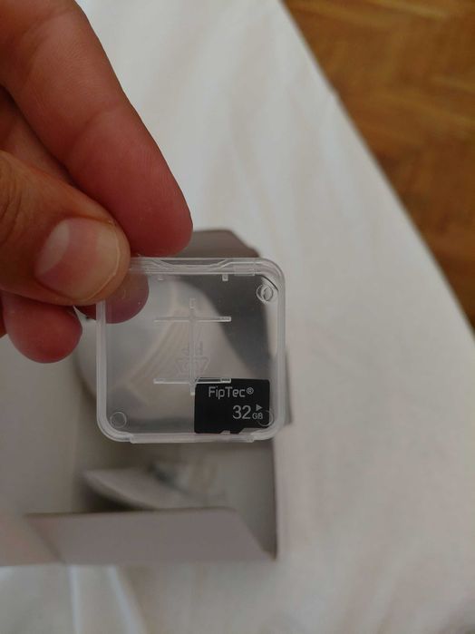 Домашна камера крушка LM04 нова с 32 gb памет