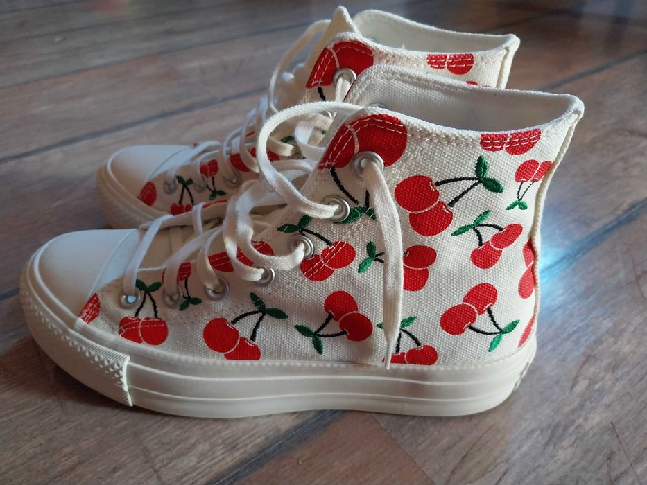 Дамски кецове с черешки CONVERSE Chuck Taylor All Star Lift