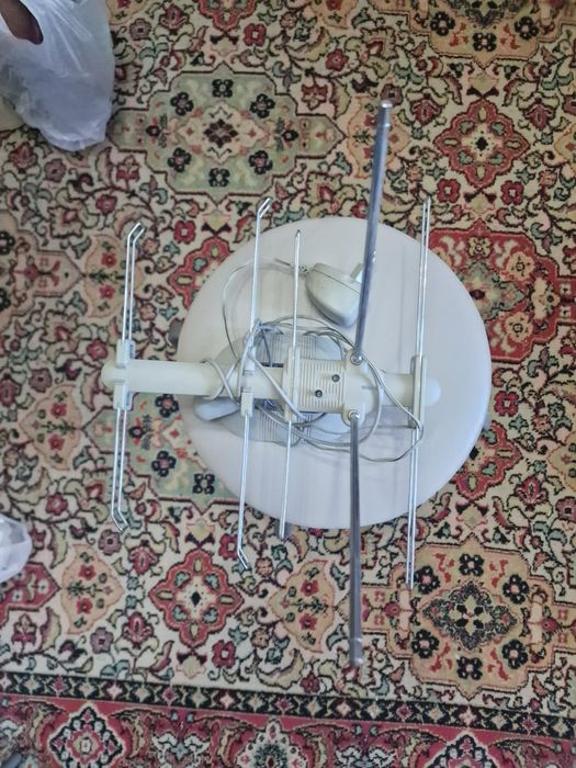 Антенна комнатная. В рабочем состоянии.