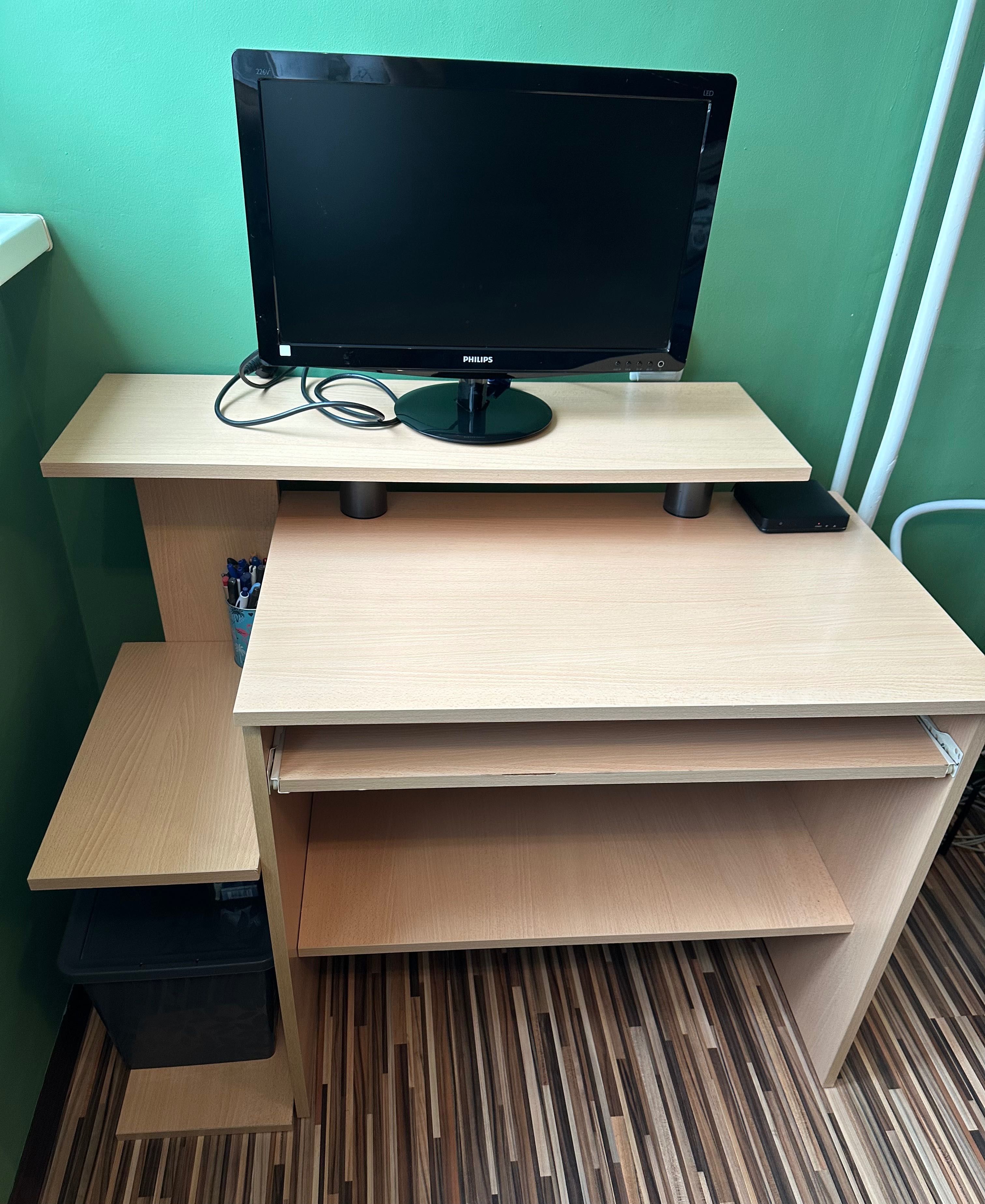 Офис бюро и монитор Philips 21’’