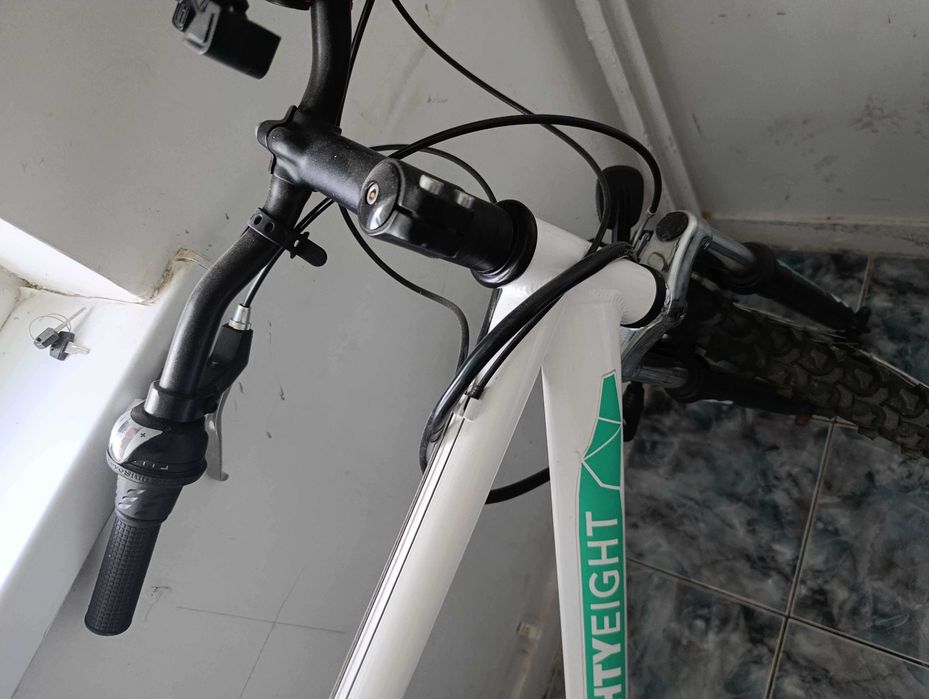 Bicicletă AT8 Alpin CX – Nouă / În stare aproape nouă – Alb cu turcoaz