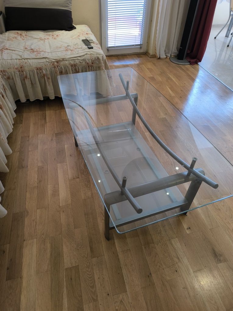 Продавам стъклена маса