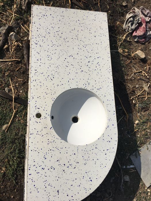 Мивка със плот от технически камък