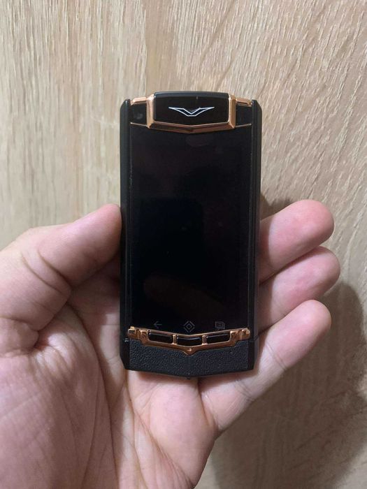 Vertu Vogue хомидж лускозен хелефон