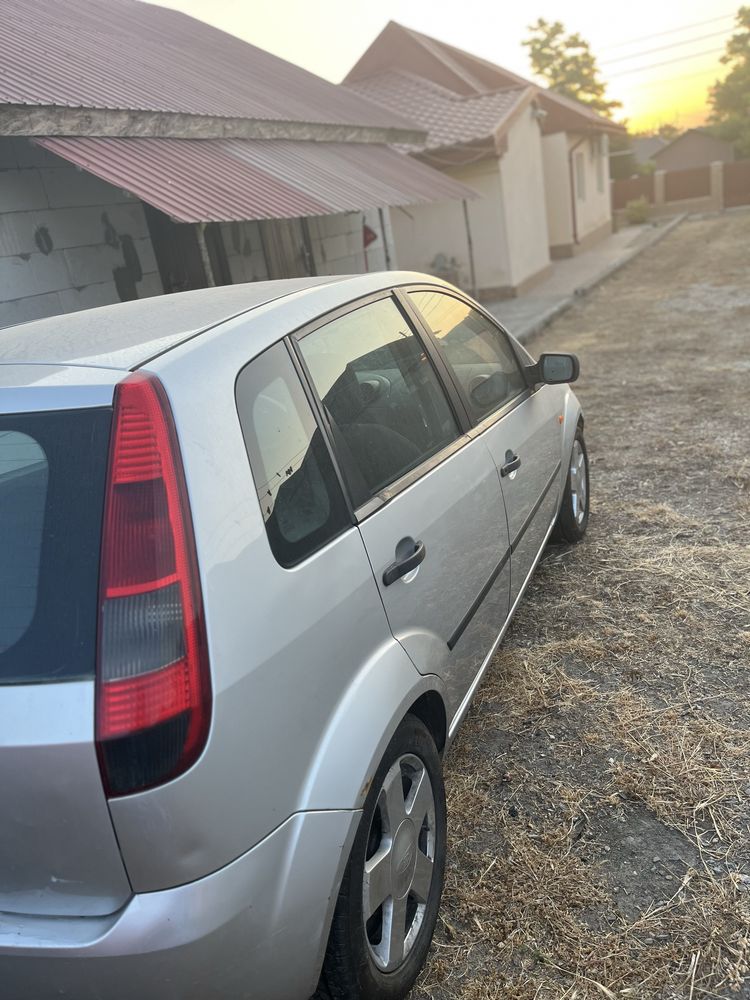 Vând Ford Fiesta
