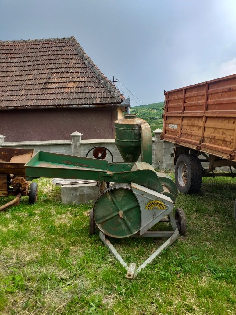 Vând mori de capacități mari în priză la tractor