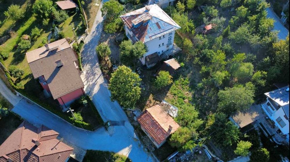 Продавам 3-ри етажна къща с. Момчиловци, на тухла и плочи.