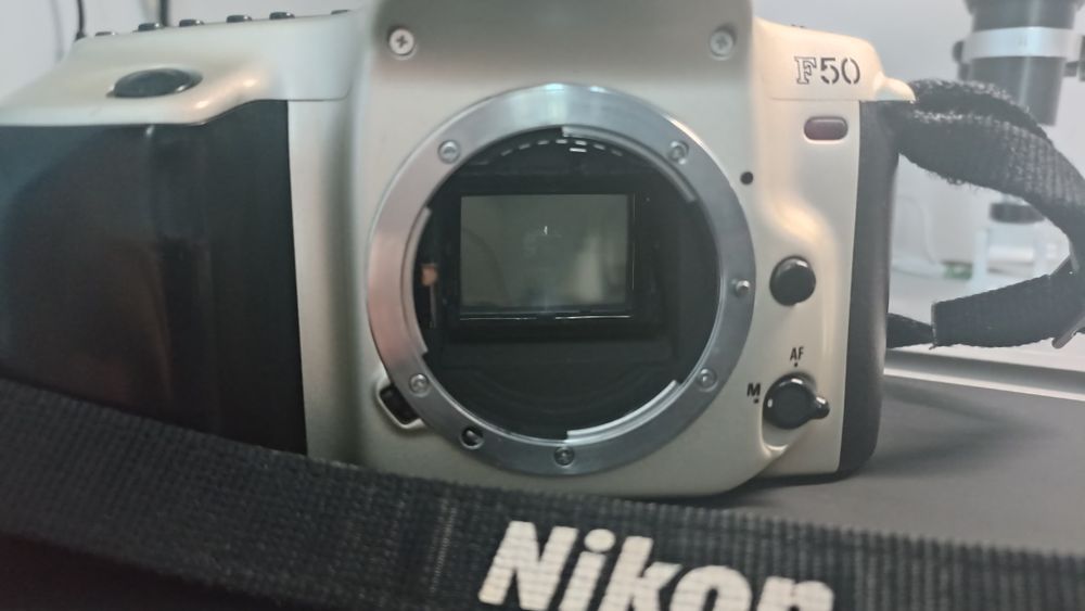 Aparat foto Nikon F50 pe film