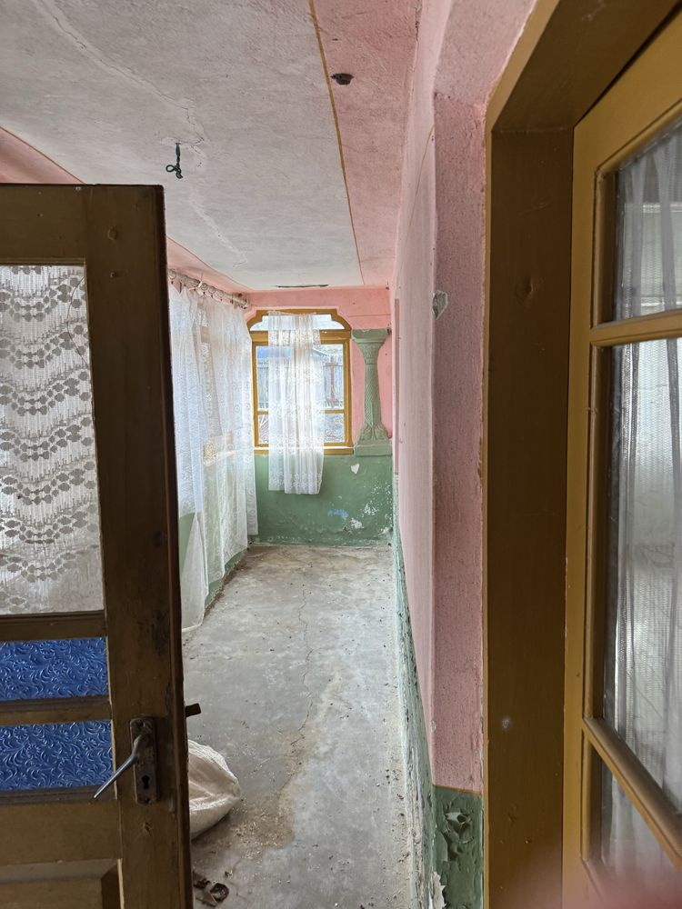 Casă bătrânească de vânzare – teren generos, zonă liniștită –Sutesti