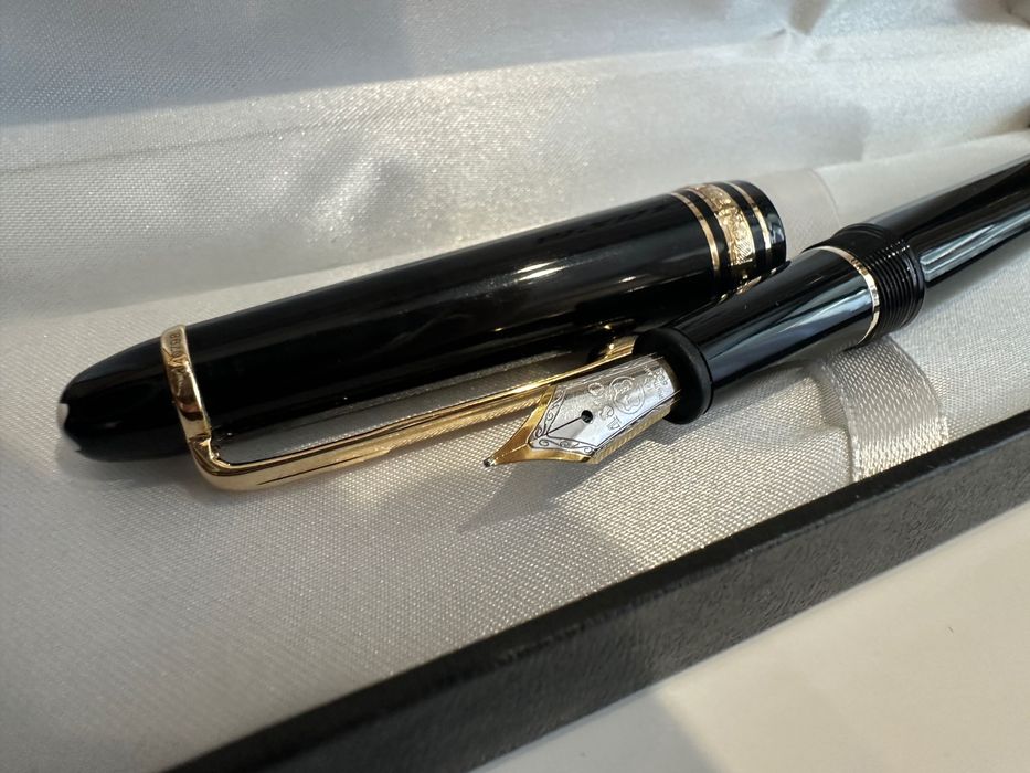 Stilou Mont Blanc fountain pen, rezerva/cerneala, negru penita aurie