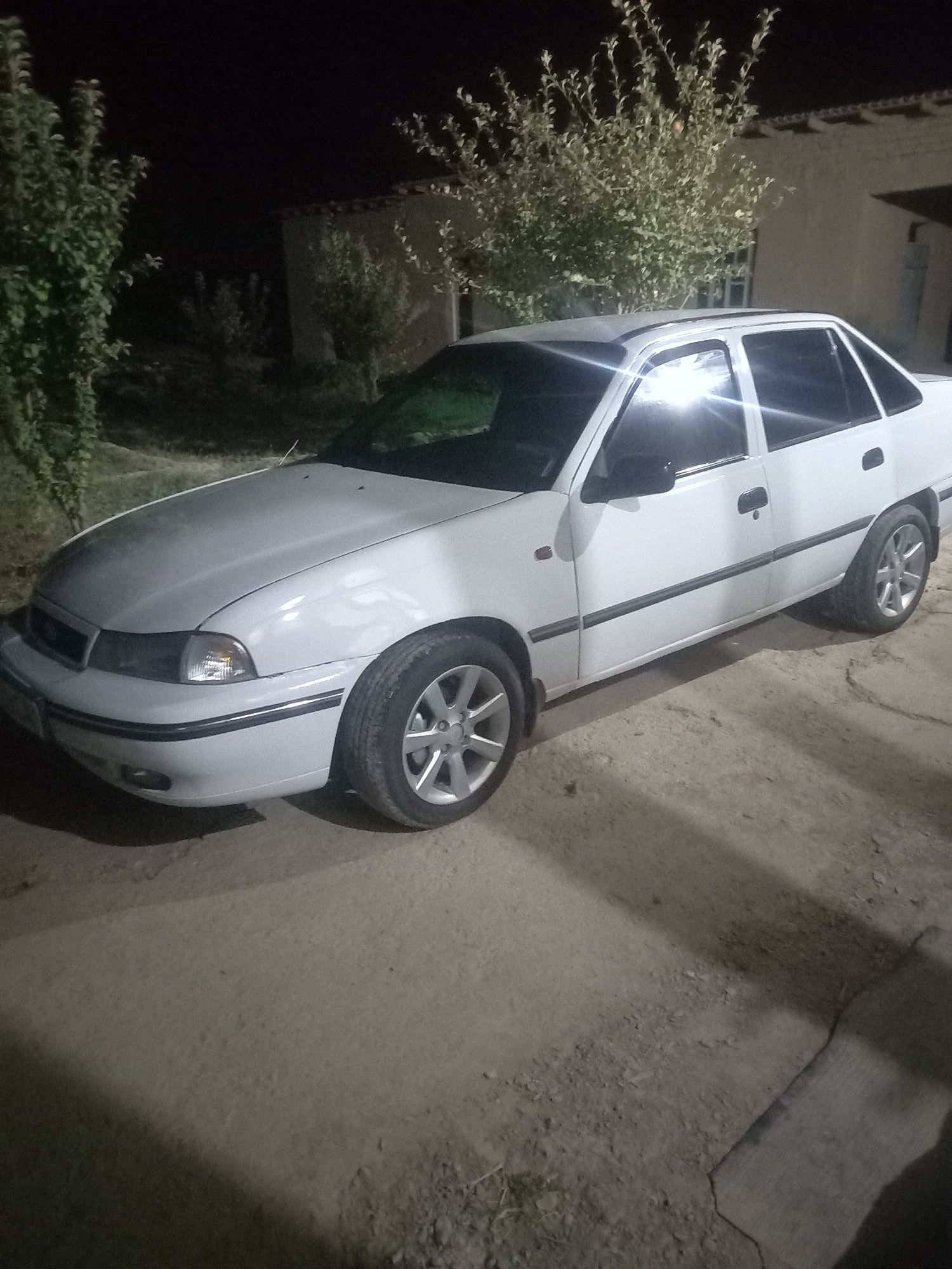Neksiya 1 sotiladi cons 1,6 mator