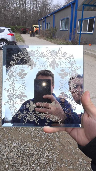 Oglinda Venețiană,  sticlă decorativă, fasetată cu design elegant