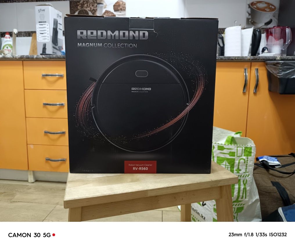 Робот пылесос Redmond RV-R560