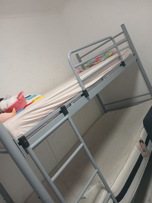 Vând pat supraetajat gri