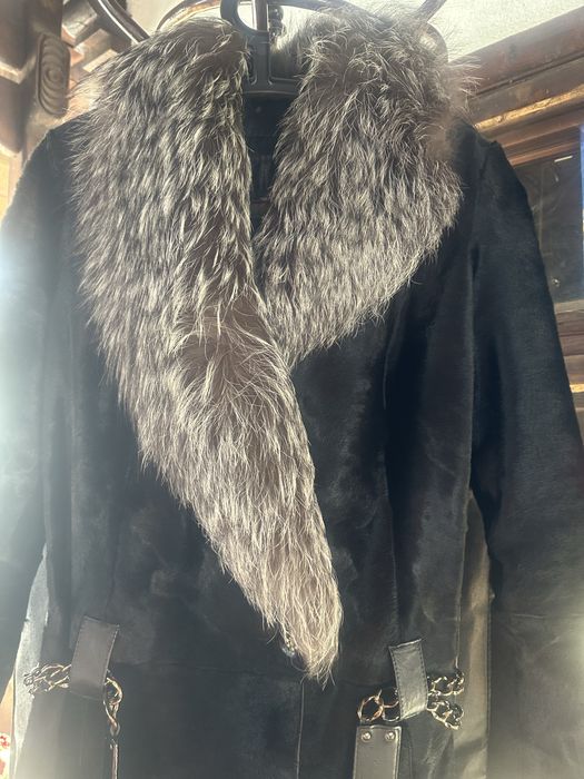 Кожено палто с кьс косьм и богата яка от сребьрна лисица