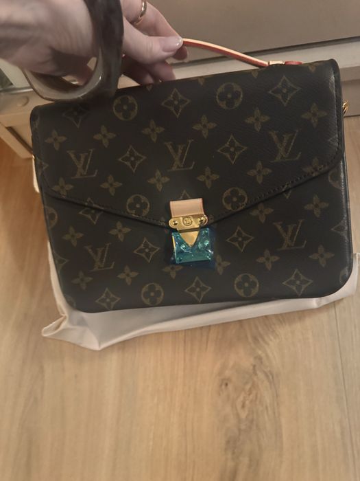 Geanta noua cu saculet LV