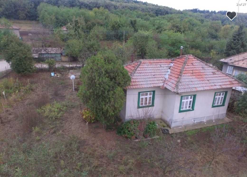 Продава 100 м2 къща с 1200 м2 двор в хубаво село, на 2 км от Дунав