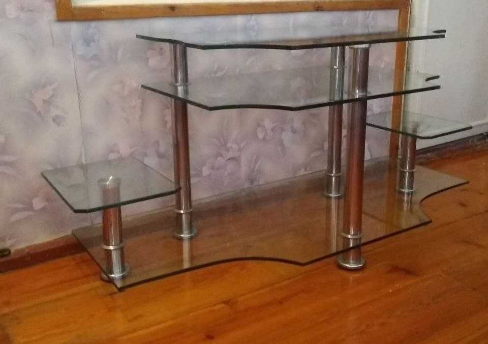 Стеклянный столик под телевизор.