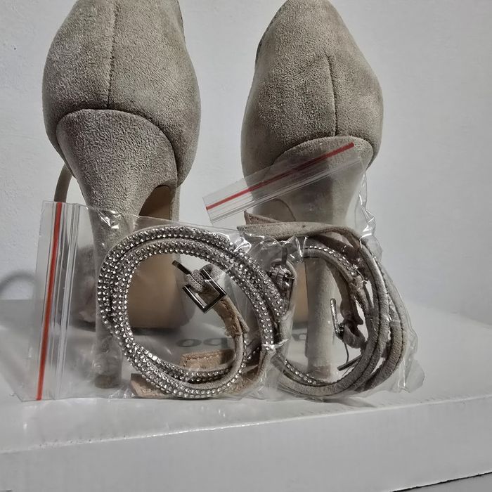 Vând Pantofi eleganti de ocazii