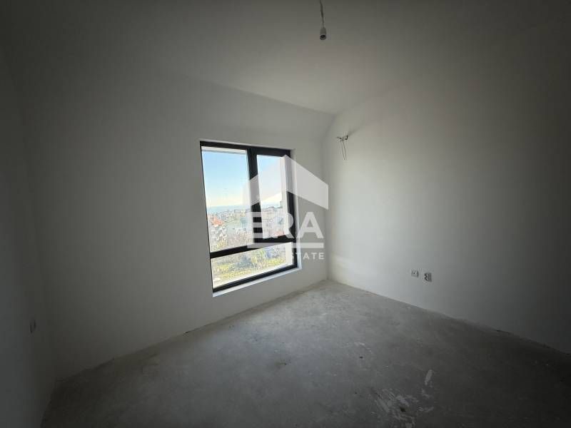 Четиристаен апартамент за продажба, с морска панорама и 5 паркоместа,