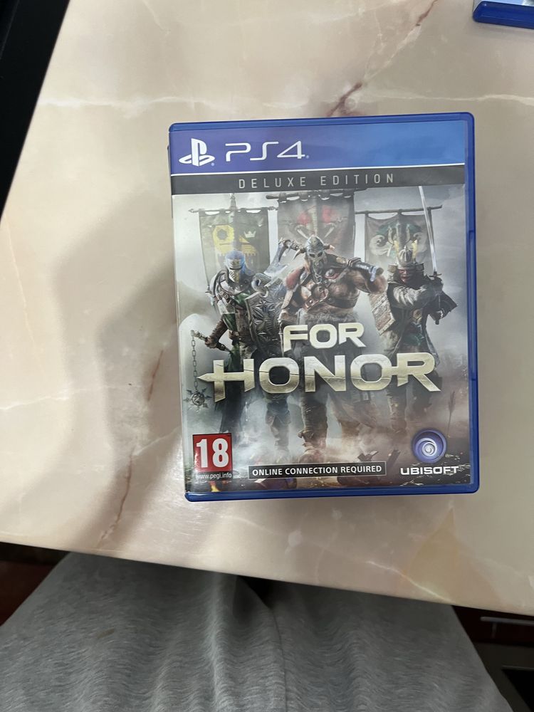 Vand playstation 4 cu jocuri si controller